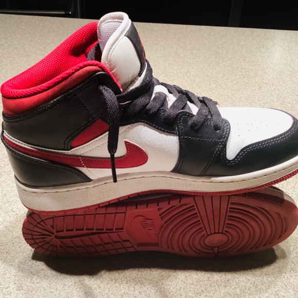 Nike Air Jordan 1 - Picture 4 of 5